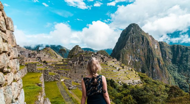 Uitkijkend over de hoogte Machu Picchu